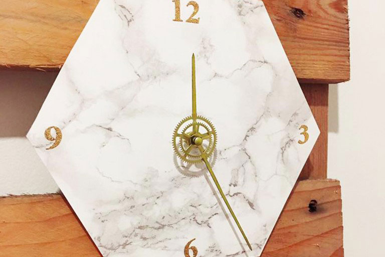DIY horloge effet marbre par Interior's