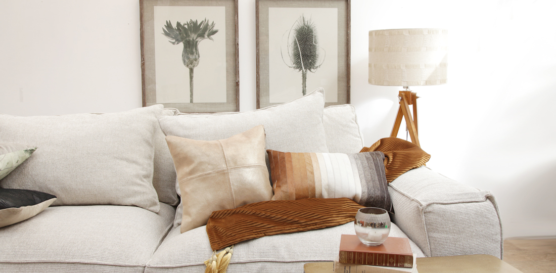 déco salon canapé blanc accessoires orange et tableau croquis plantes en noir et blanc