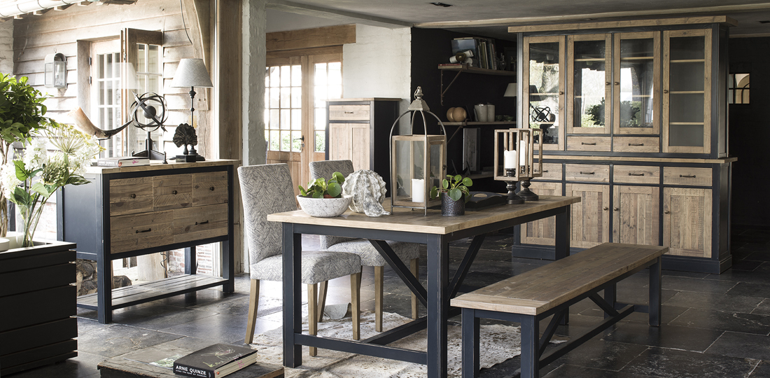 salle à manger style campagne table, vaisselier et banc en bois bleu navy plateaux et portes en bois recyclé