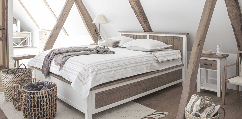 chambre style bord de met avec lit double en bois blanc et panneau de bois recyclé et table de chevet à tiroirs assortis