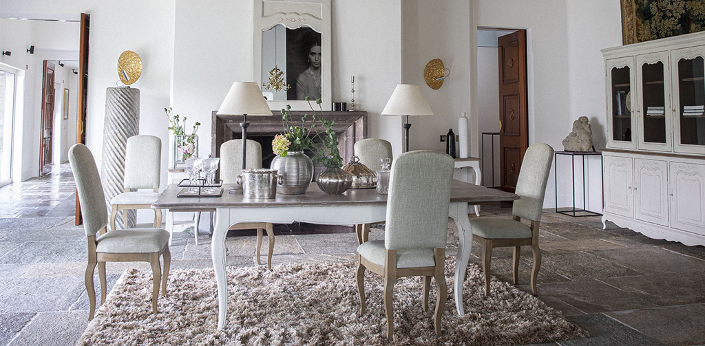 salle à manger chic avec table en bois et vaisselier vitré blanc style Louis XV, et chaises en tissu vert sauge