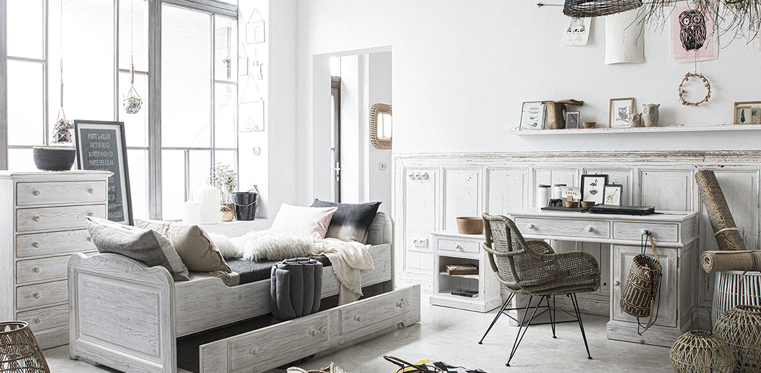 chambre ado avec lit gigogne blanc, bureau blanc en bois et fauteuil en rotin